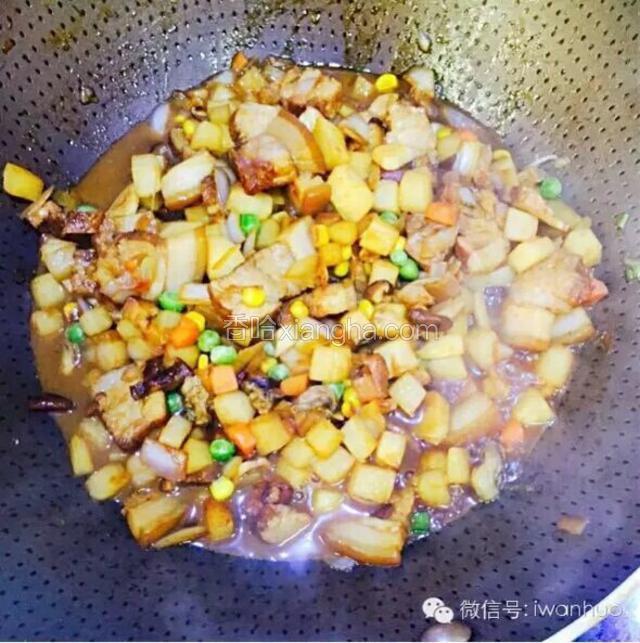 加适量生抽、老抽、耗油调味，最后出锅前再放盐，整体调味比平时炒菜的味道要咸，因为我们这是一锅饭，不是单纯的菜。