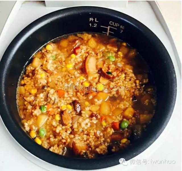 炒锅里的混合物一起转移进电饭煲，加水（水量取决于你用的米量，跟平时煮同样饭的水量差不多即可），走一个正常的煮饭程序。