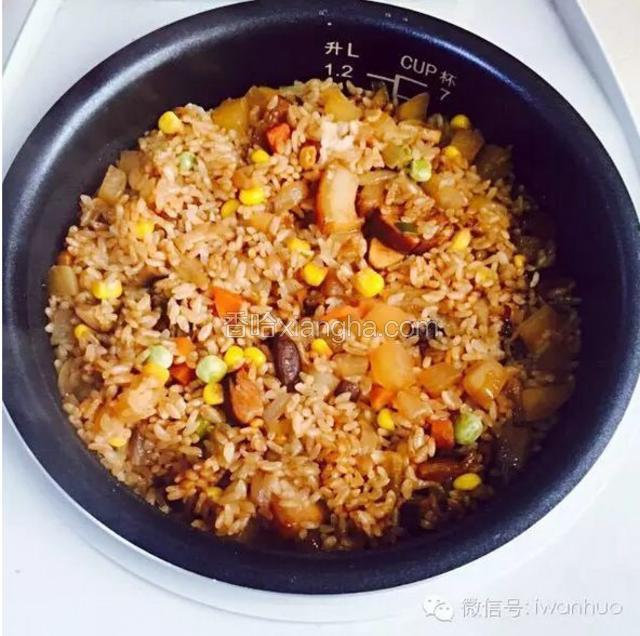 煮饭结束后淋上葱油拌匀就可以吃啦。
