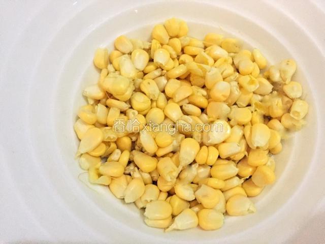 玉米一根剥成玉米粒
