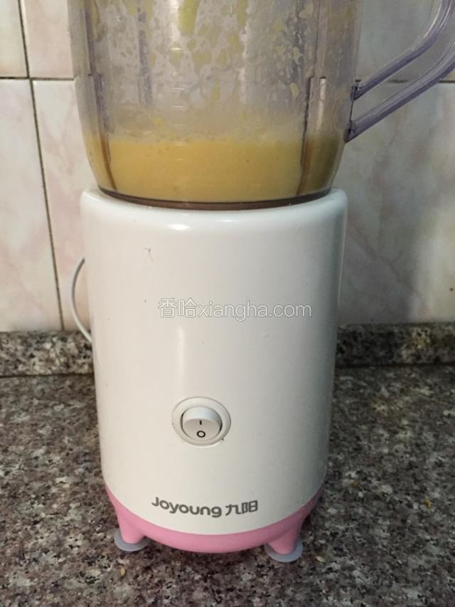 放入料理机加入适量水榨成泥（没有料理机没关系，擦板擦成碎只是没有这么细腻但味道一样棒棒哒）
