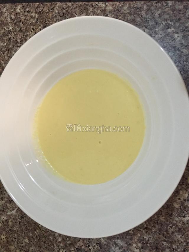 加入适量牛奶和糖和成面糊
