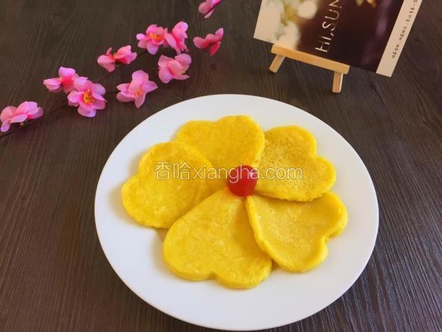 
翻至另一面，两面金黄即可出锅，软软糯糯超级好吃。一朵漂亮的桃花迎接春天的到来。
