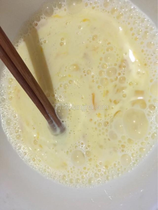 加入适量牛奶搅拌均匀加入适量盐或糖（根据个人口味选择盐或糖）

