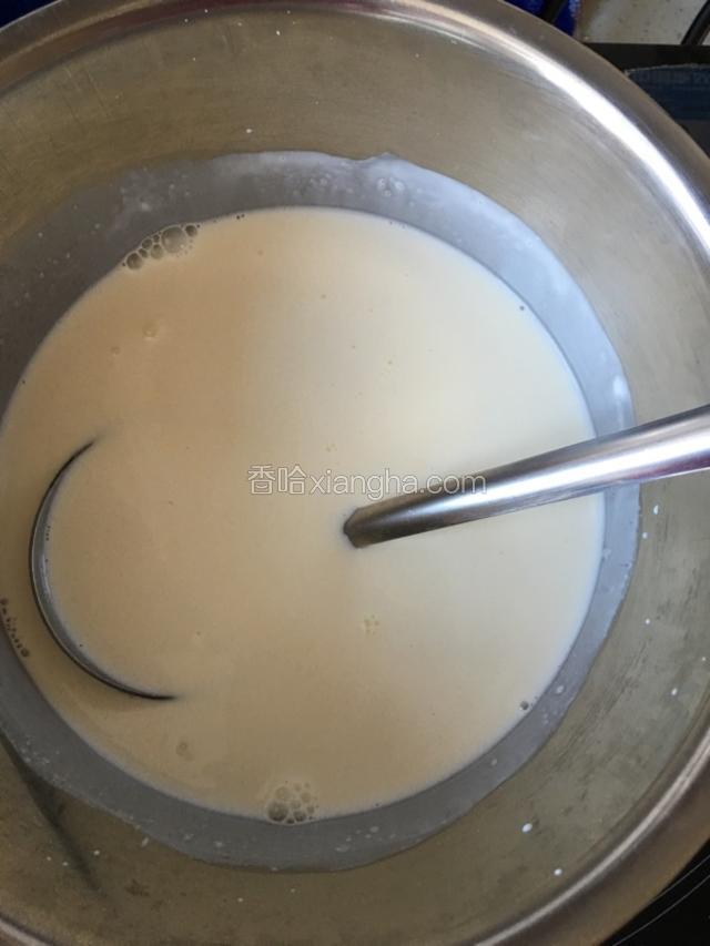 淡奶油加牛奶，砂糖，加热，不需要开，把砂糖热化了就好