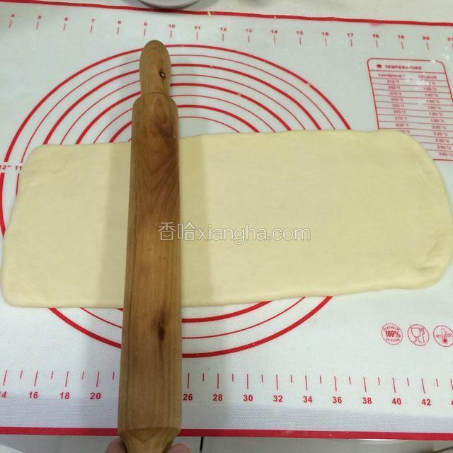 慢慢擀开，呈大一些的长方形。