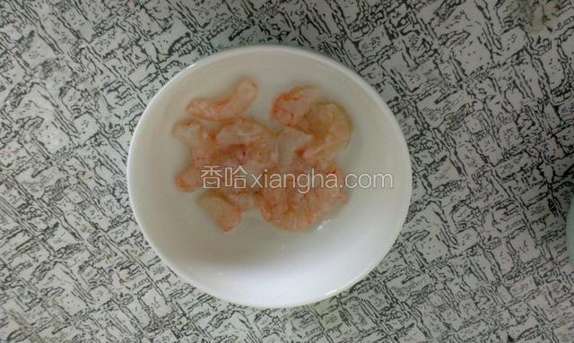 虾仁用牙签挑去虾线，放一点盐，放点淀粉抓匀
