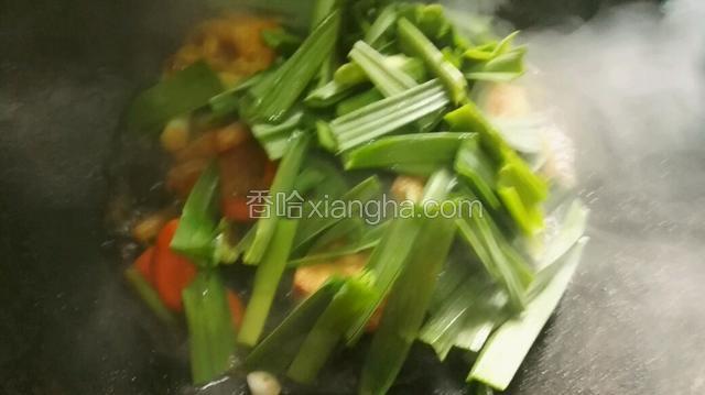最后倒入大葱叶子。
