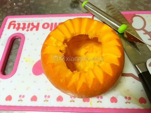 小南瓜一个，洗净，用雕花刀入顶，将内里掏空
