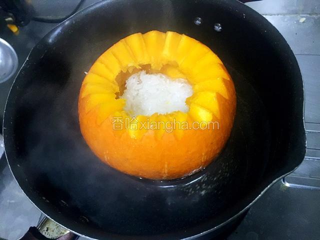 把大米铺在南瓜里面，上锅小火蒸