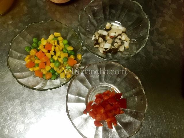 辅料切丁，可以根据自己的口味更换蔬菜