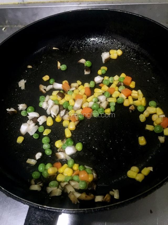 油热，蒜末下锅爆香，放蔬菜翻炒
