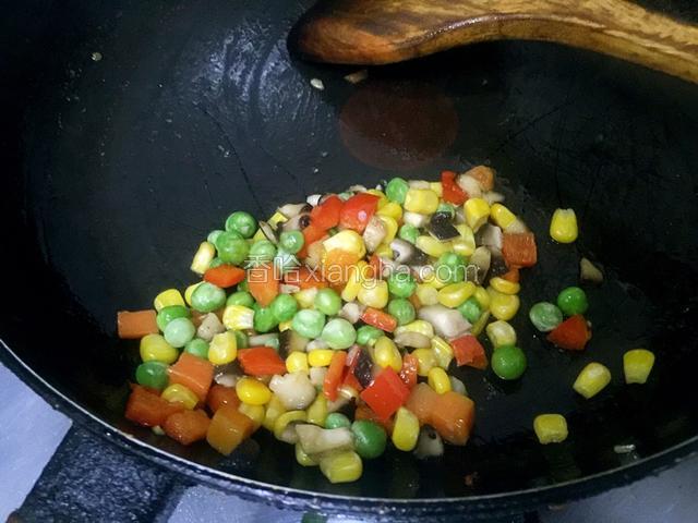 加入适量盐和蒸鱼豉油，最后少许鸡精，这里蔬菜炒半熟就可以了