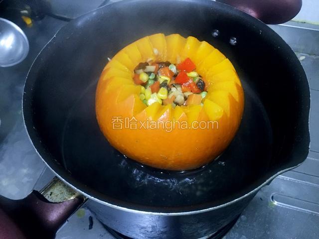 把蔬菜放进南瓜里，小火蒸20～30分钟即可出锅