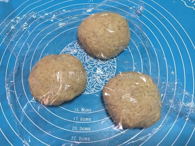 把面团分成三份，盖保鲜膜醒发20分钟