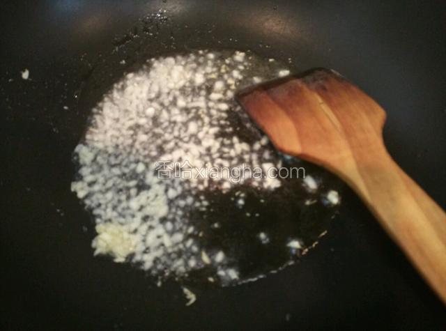 热锅下油爆香蒜蓉