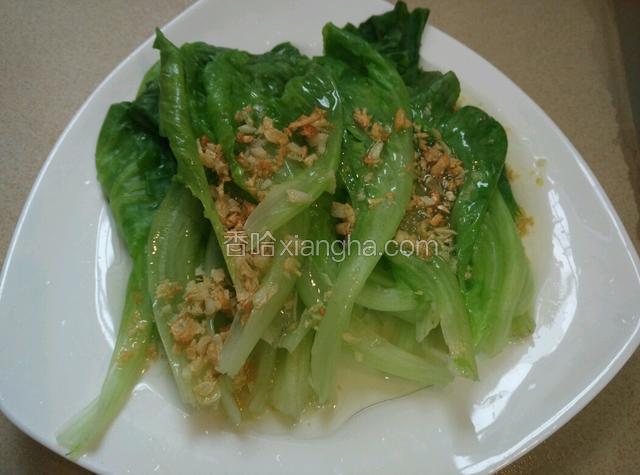 白灼好的生菜浇上爆香后的蒜蓉