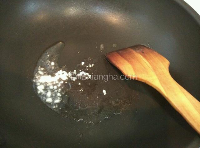 热锅下油爆香少许蒜蓉