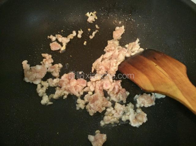 放入肉粒大火炒香 出锅前放入鸡精