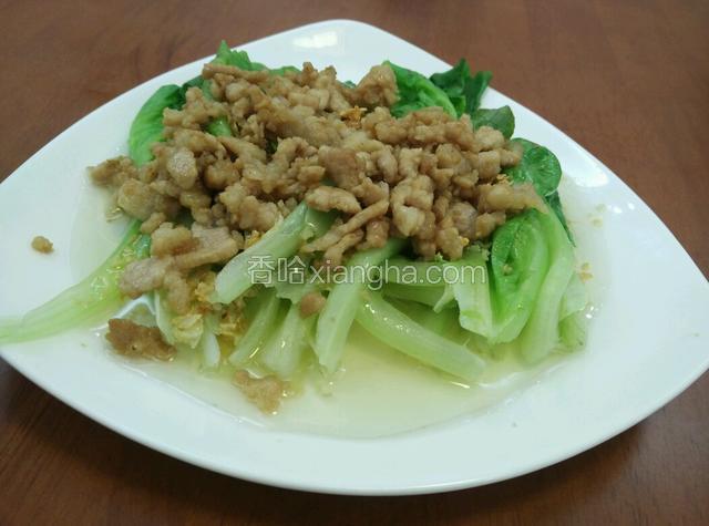 熟透的肉粒放在生菜上就完成了