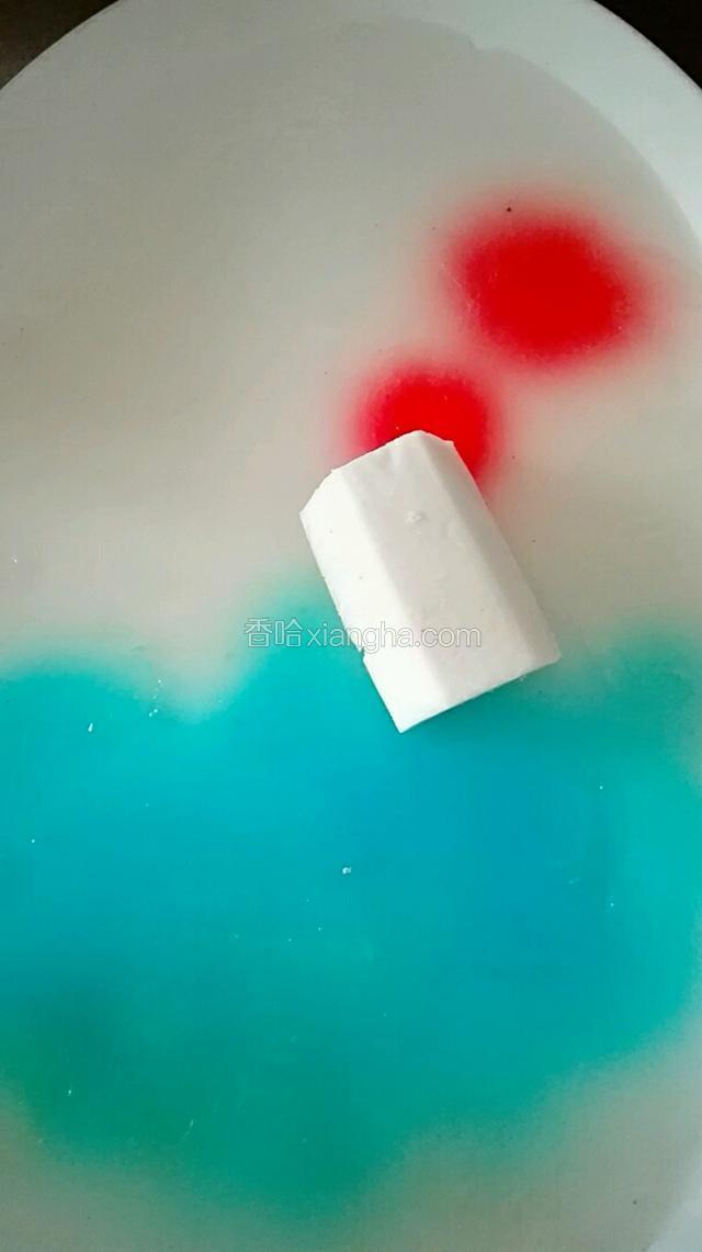先用澄面捏出等腰梯形，放在这个位置。