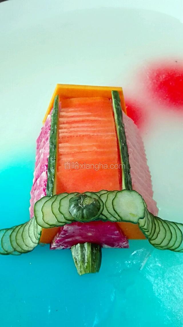 把黄瓜切片上下都摆上。