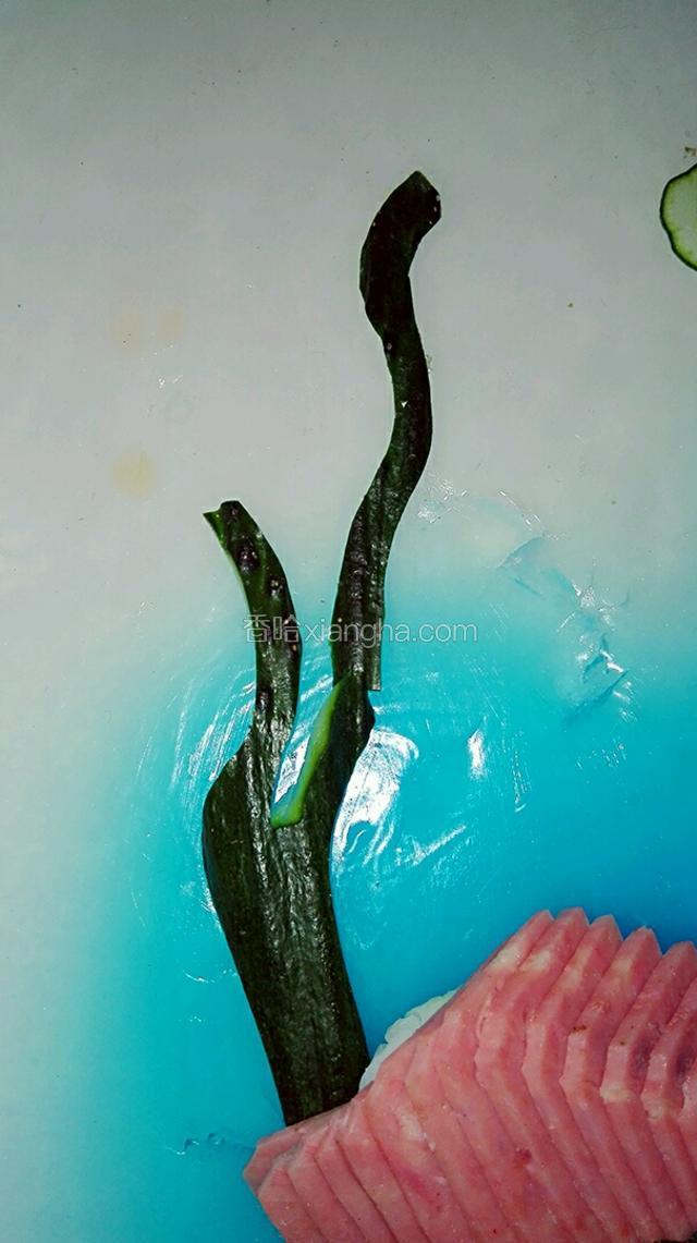 黄瓜雕成树摆上。