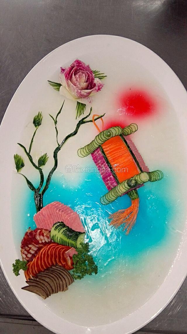 黄瓜片下皮，切加刀片，摆上。（树叶）这就好了。