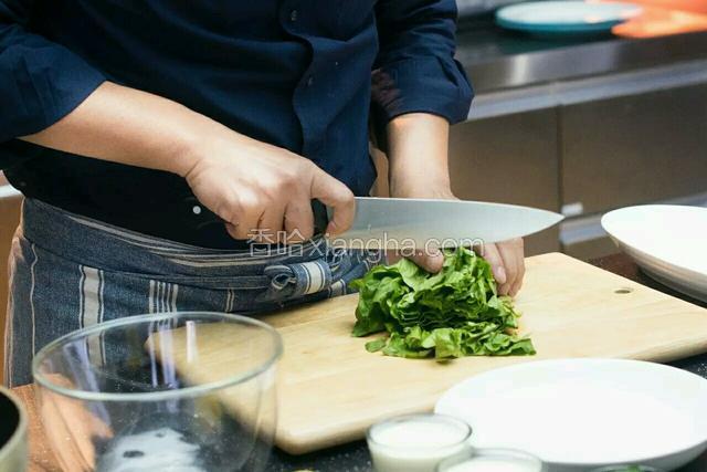 【1】切生菜
将生菜切好后放到盘子上备用。