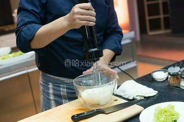 【2】制作酸奶
打发鲜奶油，然后倒入蒜泥、薄荷叶碎末和柠檬汁，一起拌匀。（打发奶油用的容器最好用长筒状的，否则奶油很容易溅出来。）