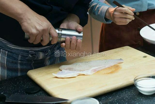 调味
在鱼排上撒上盐和黑胡椒，两面都要撒上。