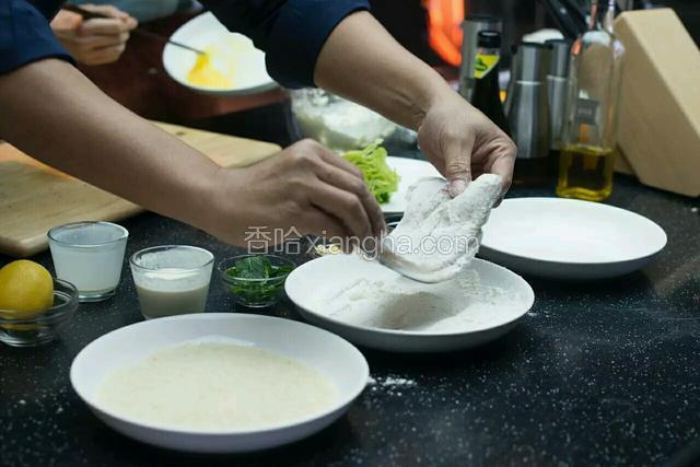 过三关
将鱼排依次裹上面粉、蛋液、面包糠。过三关的意思就是依次裹上这三种食材。