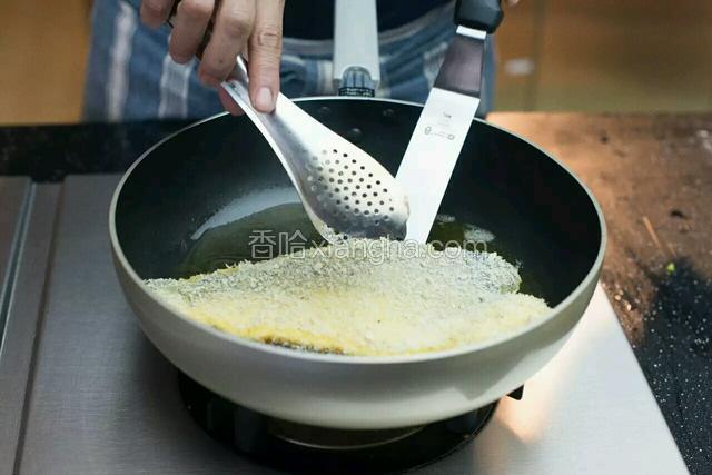 煎鱼排
将鱼排放入锅中煎熟，油不要漫过鱼排。（让鱼排充分受热的方法详看本文下方小技巧❶，检查鱼排是否煎熟的方法详看本文下方小技巧❷）
