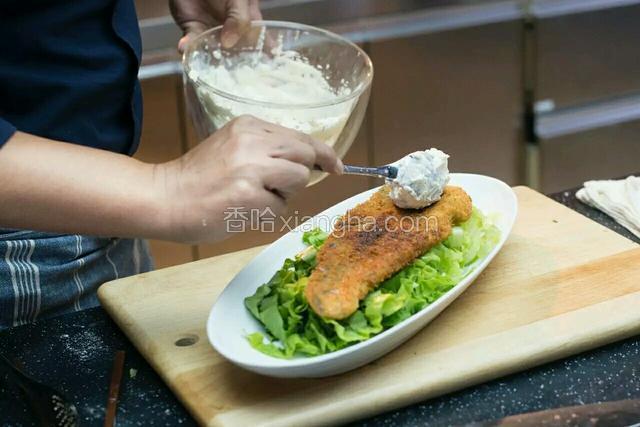 出锅
将鱼排铺在生菜上，然后再铺上之前做好的酸奶。