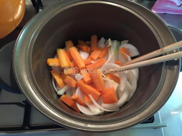 加少许油把洋葱炒软后再加上红萝卜一起炒