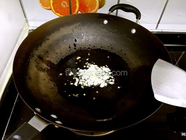 炒锅中放油，油热后放入蒜末爆香。
