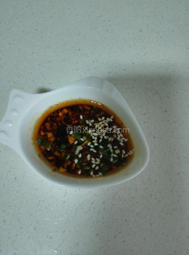 取一个小碗，放入蒜，生抽，醋，麻油，辣椒油拌勺，再洒点小葱和熟芝麻。