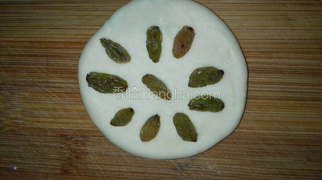 发酵好，排气，揉圆，像包子一样，放入葡萄干