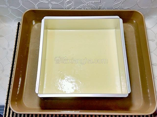 倒入模具裡，再將模具放進深烤盤裡加入沒過模具1/3的水