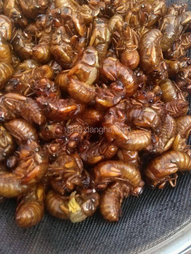 炸至金黄色出锅！稍凉！待油温升至八十度左右，入锅复炸，至酥香！