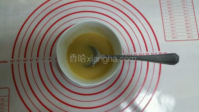 把花生油和面粉倒进容器搅拌均匀做成油酥 ，油酥的比例是1：1。
