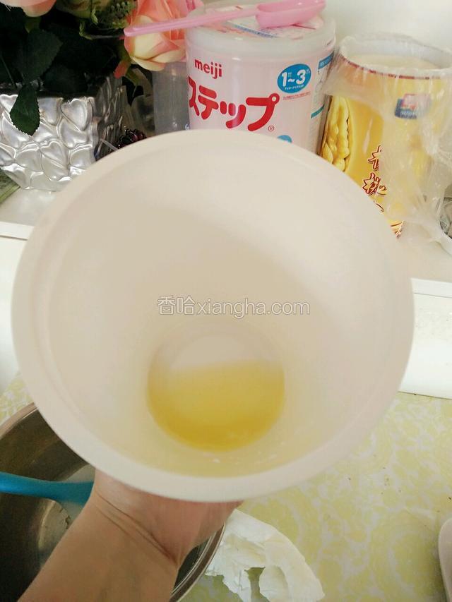 蛋清加入几滴白醋，再加入10g白砂糖，开始打发！