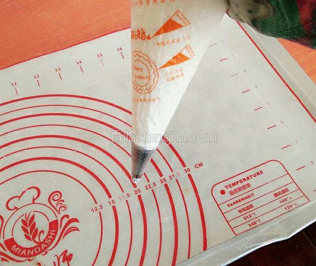 开挤，手劲力度最好匀称！烤箱上下管100度预热！