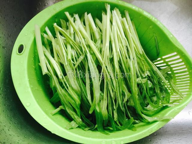 将空心菜择成小段放清水里浸泡。