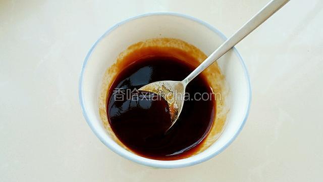 调酱汁:取一个小碗放入蚝油、番茄酱、糖、醋、生抽和老抽拌匀备用。