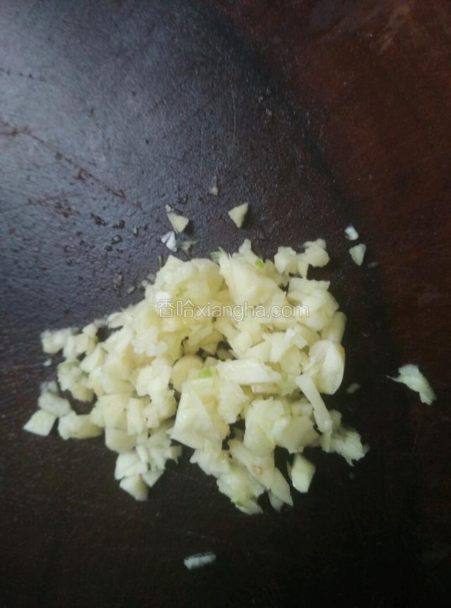 蒜米切碎备用