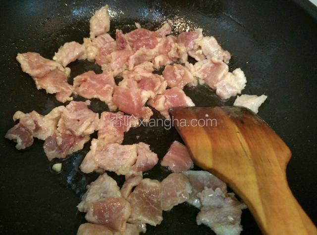 放入肉片大火爆炒均匀