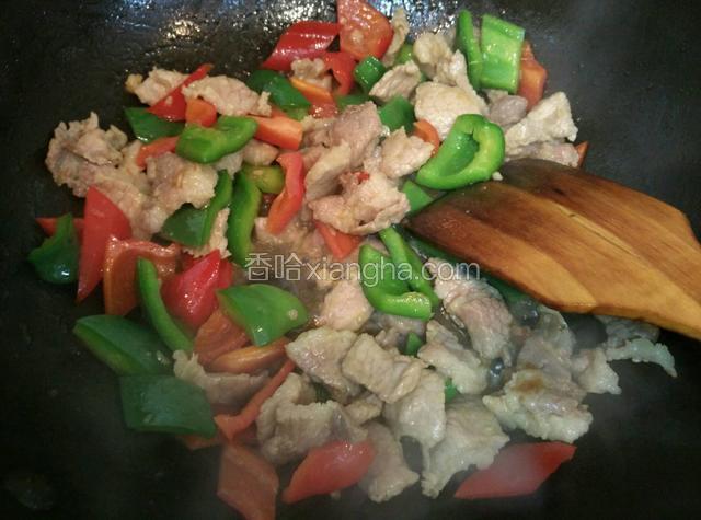 青红椒三成熟时就加入肉片一起爆炒 加入鸡精 两分钟后就可以了