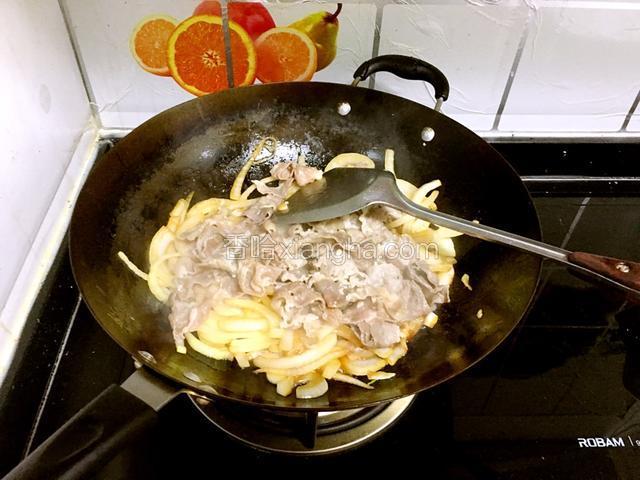 最后放入牛肉片，淋上料酒翻炒均匀。

