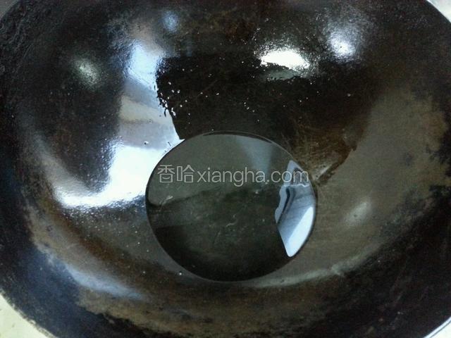 把食用油烧到冒烟后浇入小碗，调入生抽，盐，白糖，蒸鱼豉油调成味汁，把味汁淋在蒜薹上拌匀即可食用